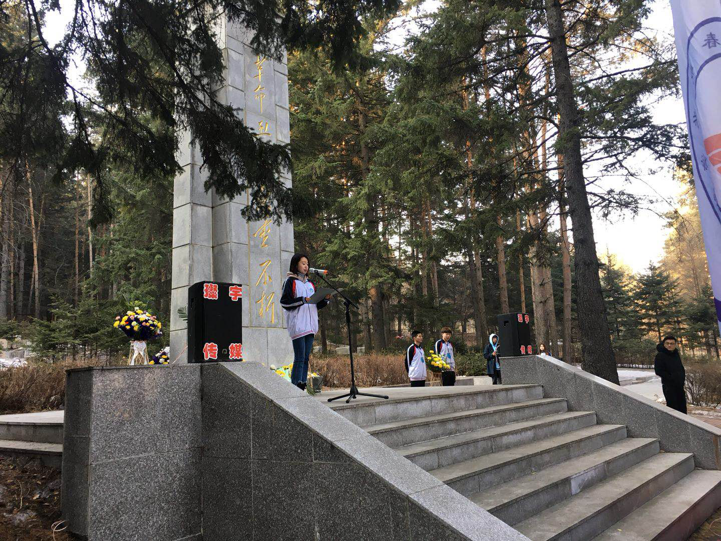 緬懷革命先烈，弘揚(yáng)革命精神------醫(yī)學(xué)技術(shù)學(xué)院開展清明節(jié)烈士掃墓活動(dòng)