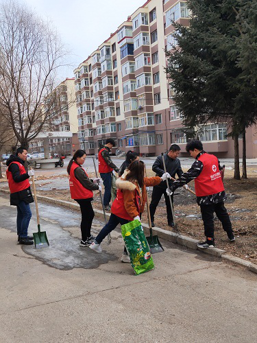 伊春職業(yè)學(xué)院醫(yī)學(xué)技術(shù)學(xué)院師生開展學(xué)雷鋒活動(dòng)