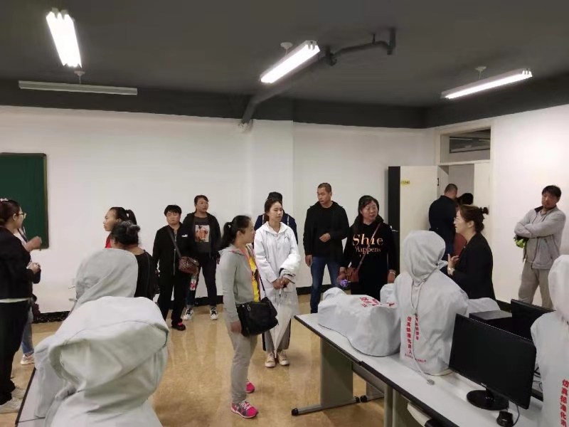 醫(yī)學(xué)技術(shù)學(xué)院組織新生家長(zhǎng)參觀醫(yī)學(xué)實(shí)訓(xùn)大樓