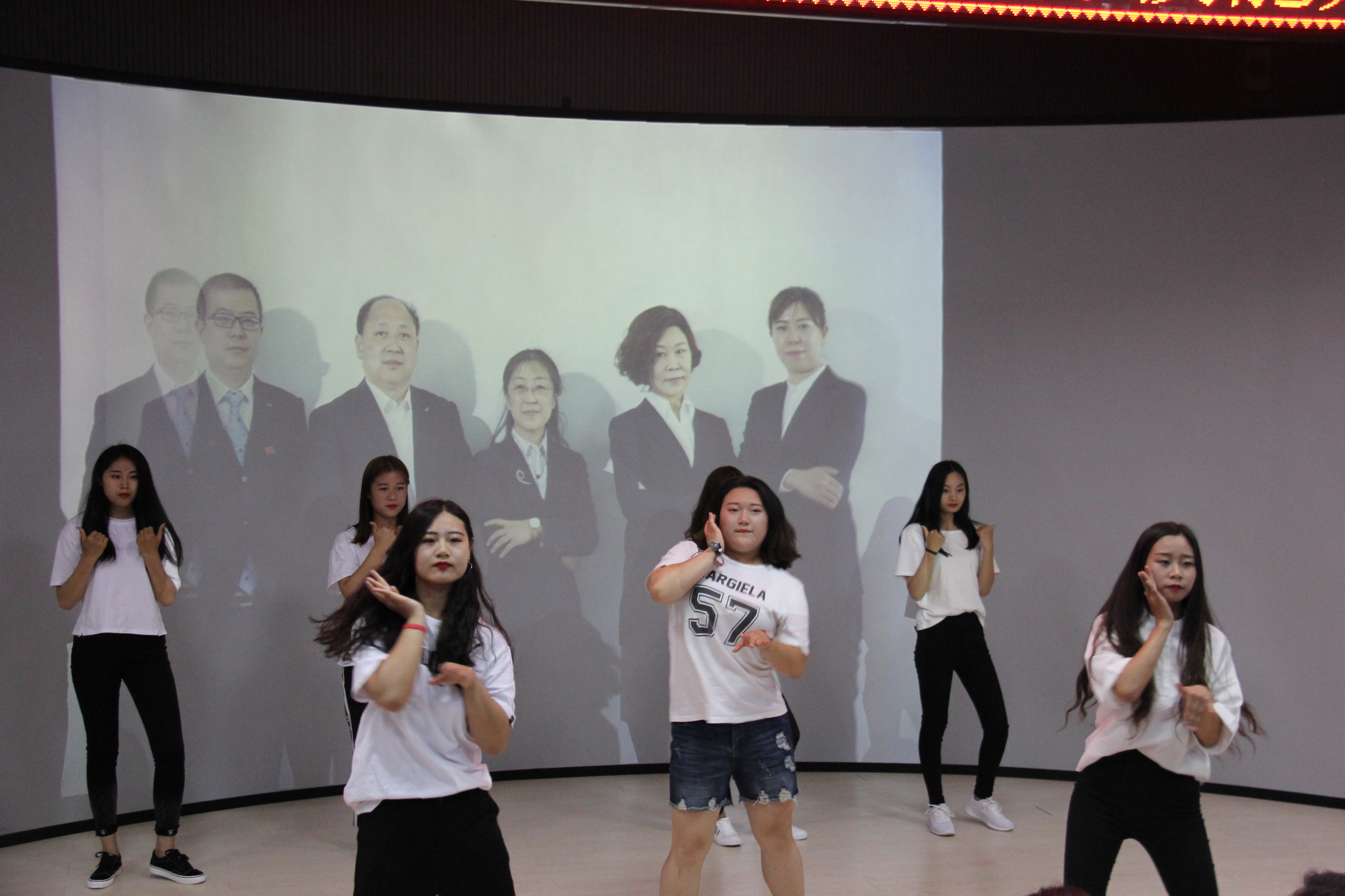 旅游商務(wù)學(xué)院成功舉辦第三屆高鐵服務(wù)技能大賽