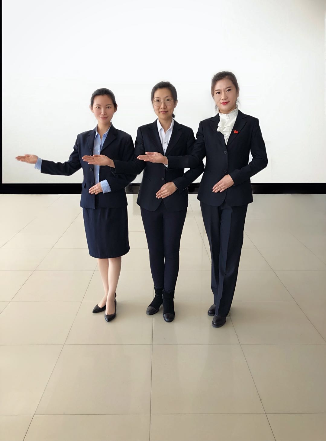 我院為伊春市行政資源中心進行政務(wù)禮儀培訓(xùn)