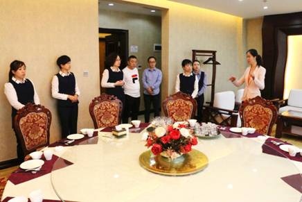 旅游商務(wù)學(xué)院教師為伊春市龍?jiān)幢狈脚嘤?xùn)基地作禮儀專題講座