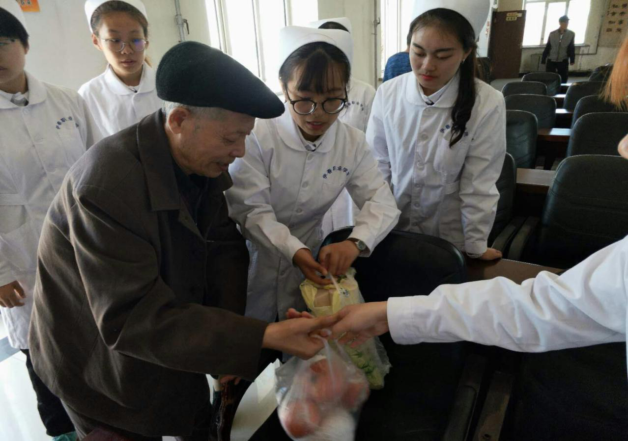 醫(yī)學技術學院涉外護理班開展“用行動給予關懷、用服務獻予愛心”主題公益活動