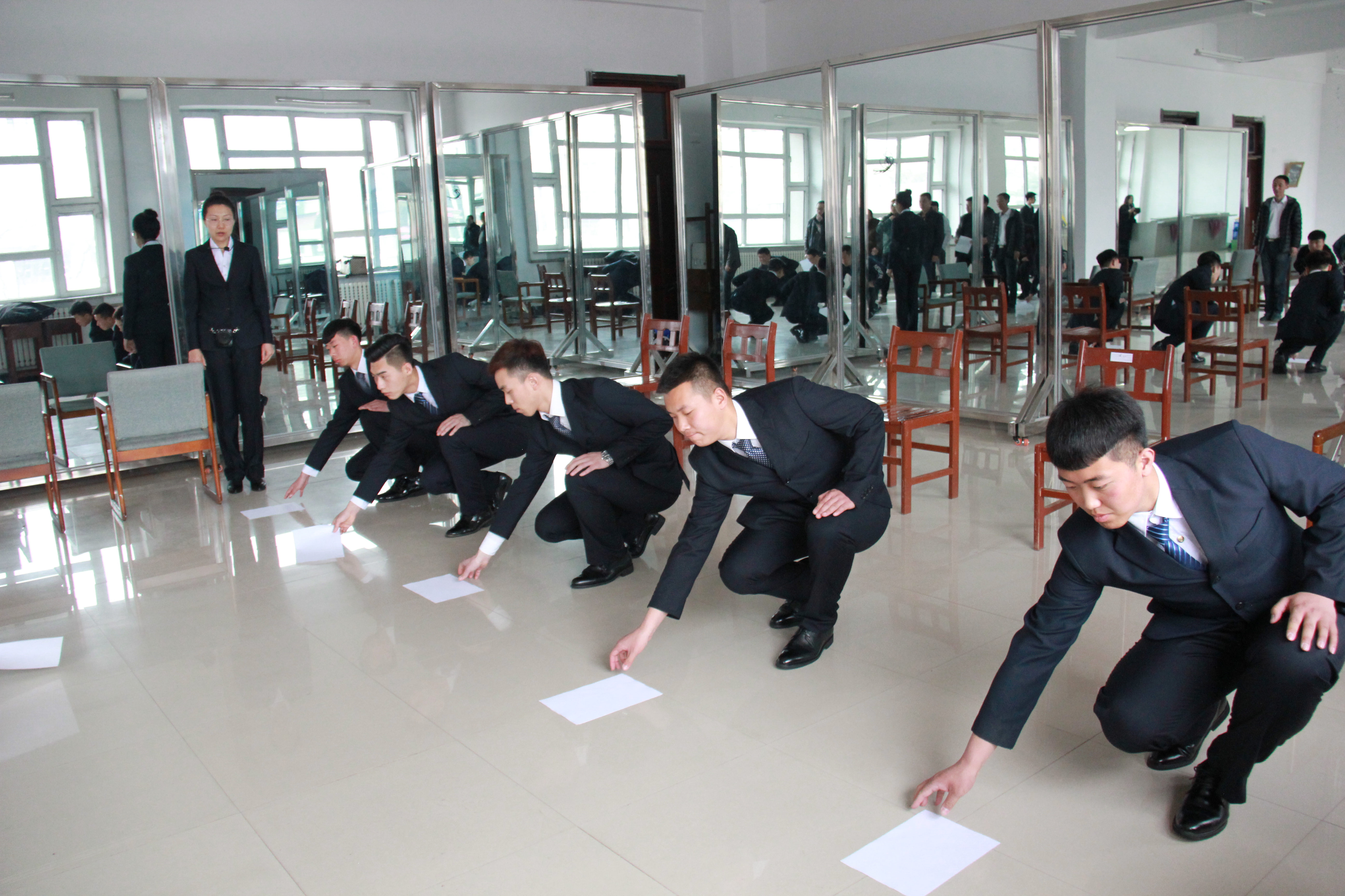 我院為伊春市行政資源中心進行政務(wù)禮儀培訓(xùn)