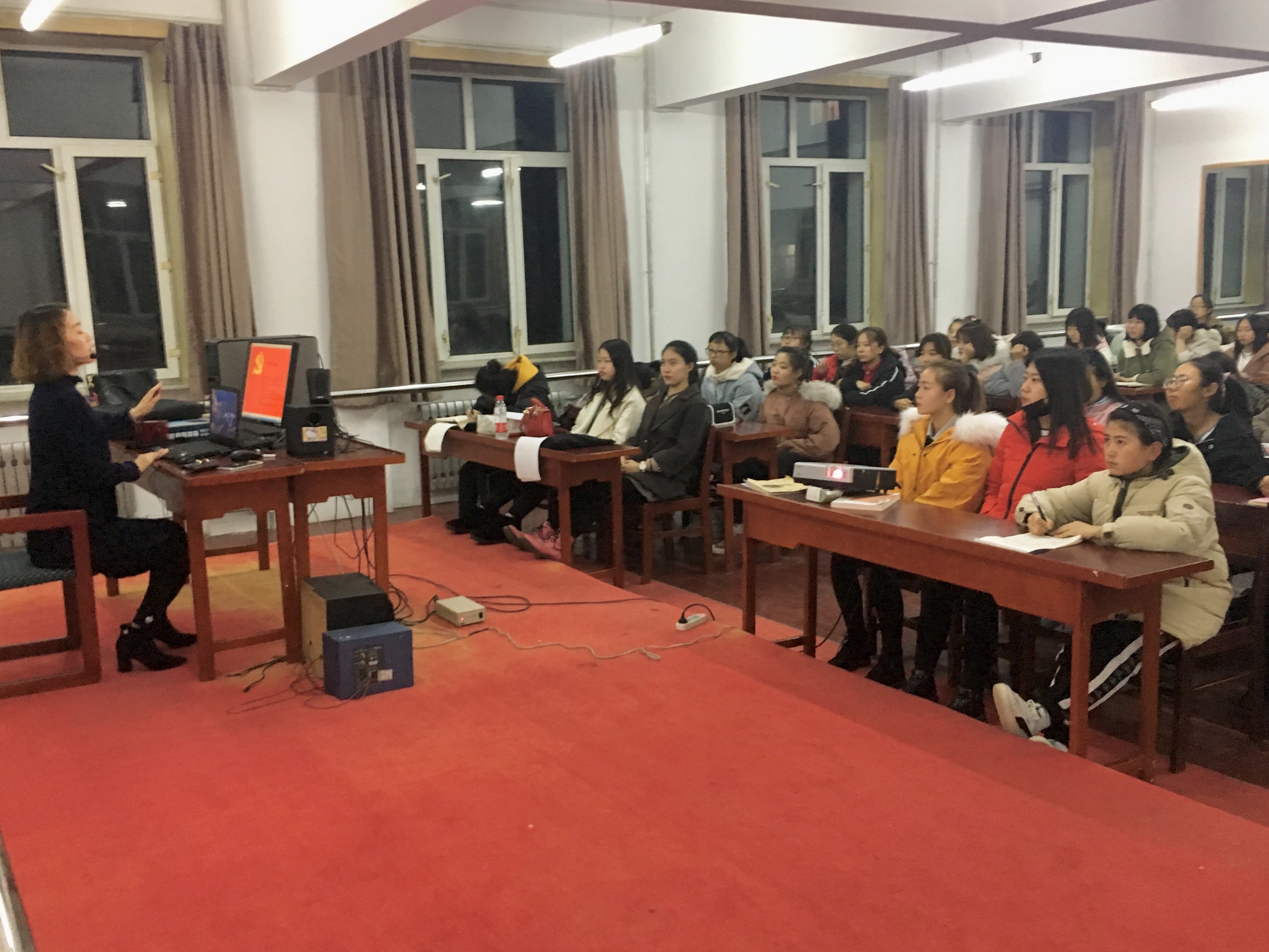 沿著青春足跡__譜寫青春華章