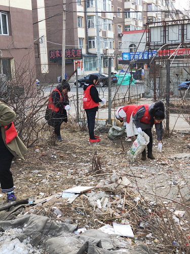 伊春職業(yè)學(xué)院醫(yī)學(xué)技術(shù)學(xué)院師生開展學(xué)雷鋒活動(dòng)