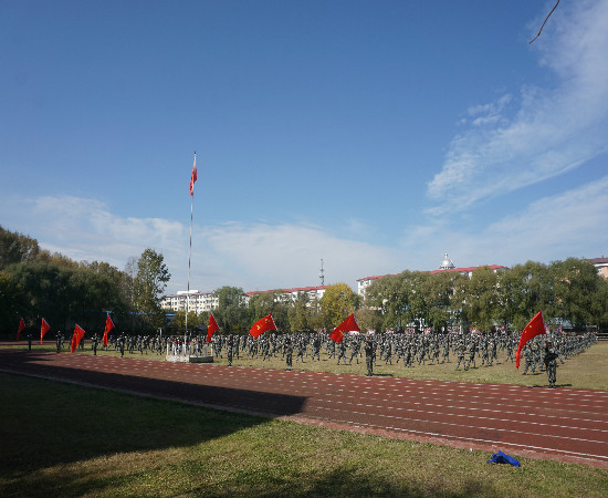 我校舉行2018級新生軍訓(xùn)匯報(bào)暨總結(jié)表彰大會