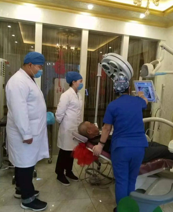 課間見習(xí)中的口腔班學(xué)生