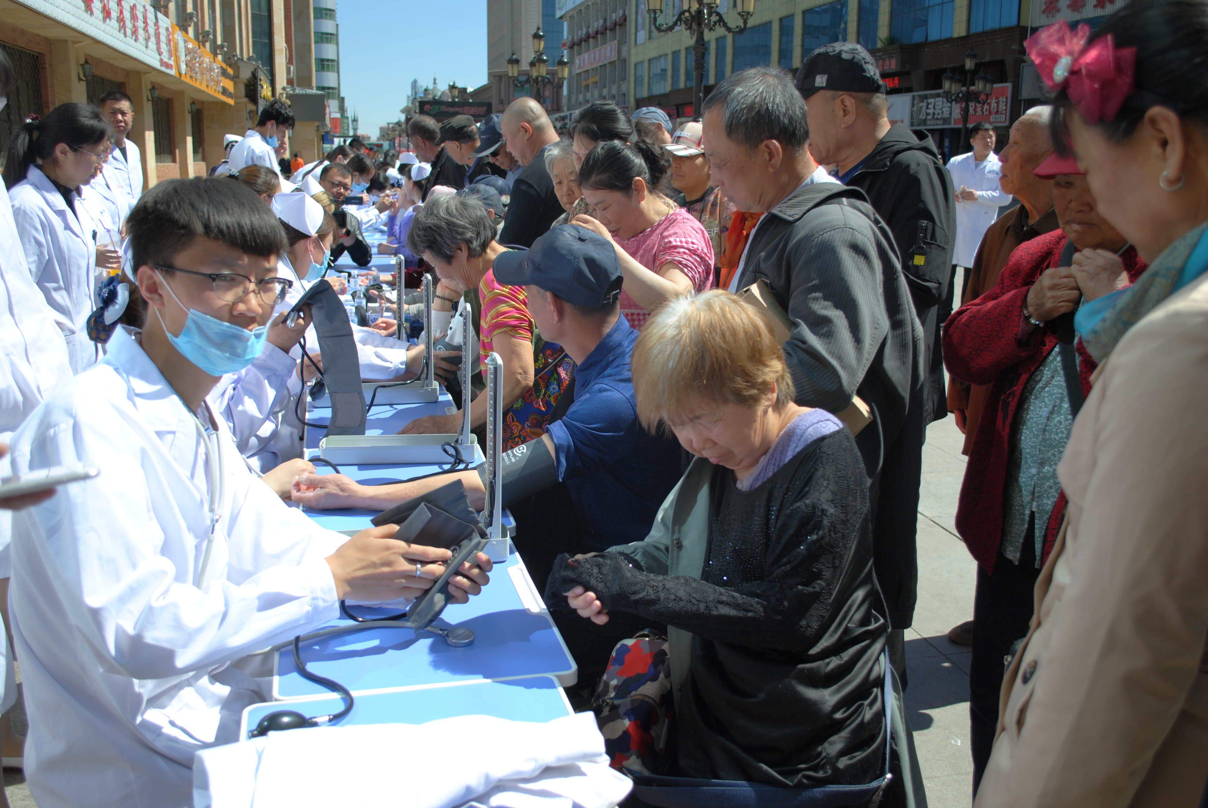 醫(yī)學(xué)技術(shù)學(xué)院職業(yè)教育活動(dòng)走進(jìn)社區(qū)