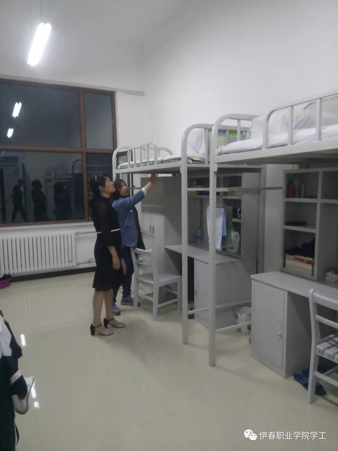 鶯遷喬木_燕入高樓_同心協(xié)力_眾志成城－_我校順利完成第四學生公寓調(diào)整搬遷任務