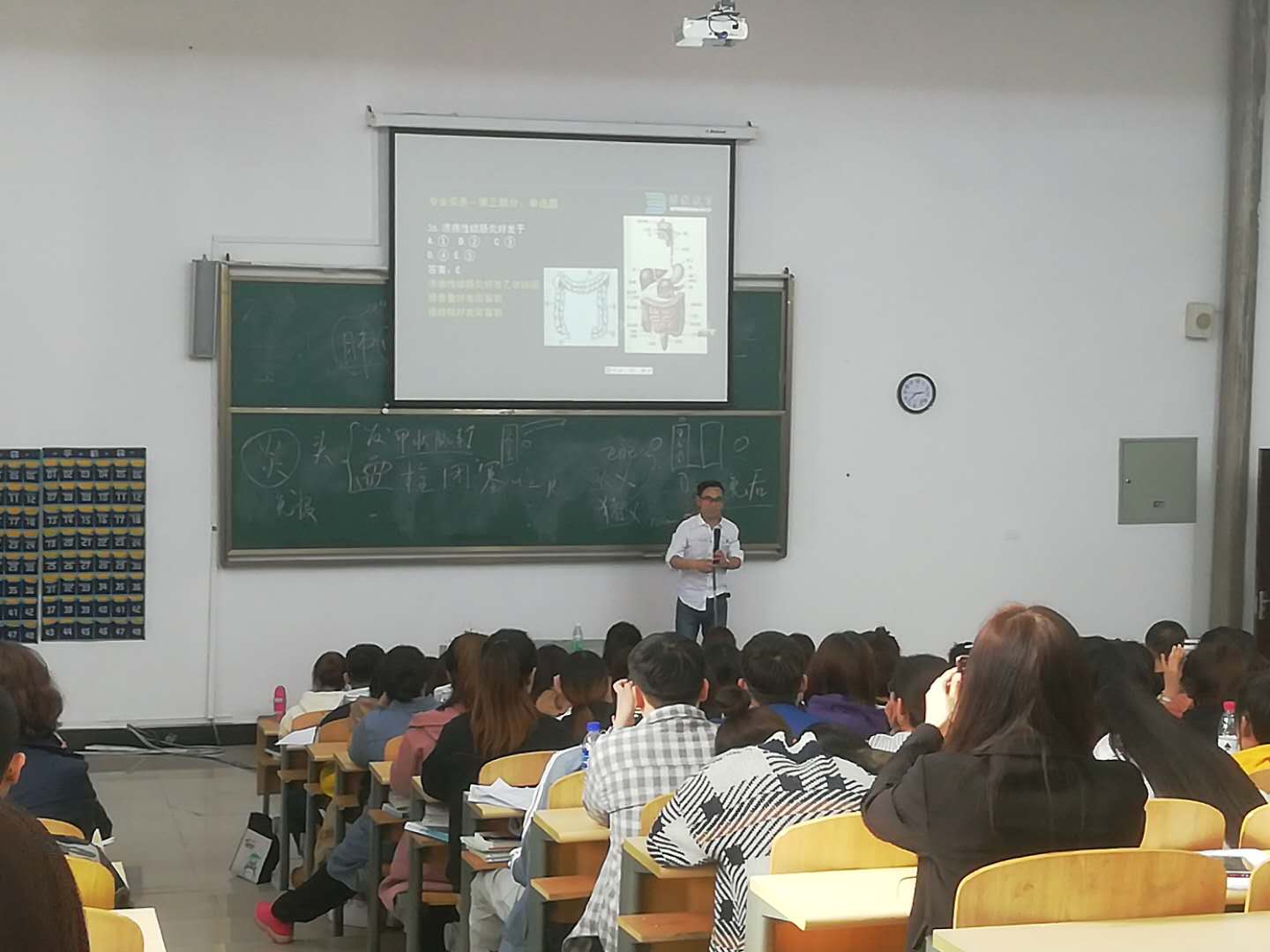 醫(yī)學(xué)技術(shù)學(xué)院邀請護考專家關(guān)永俊為學(xué)生講解護考知識