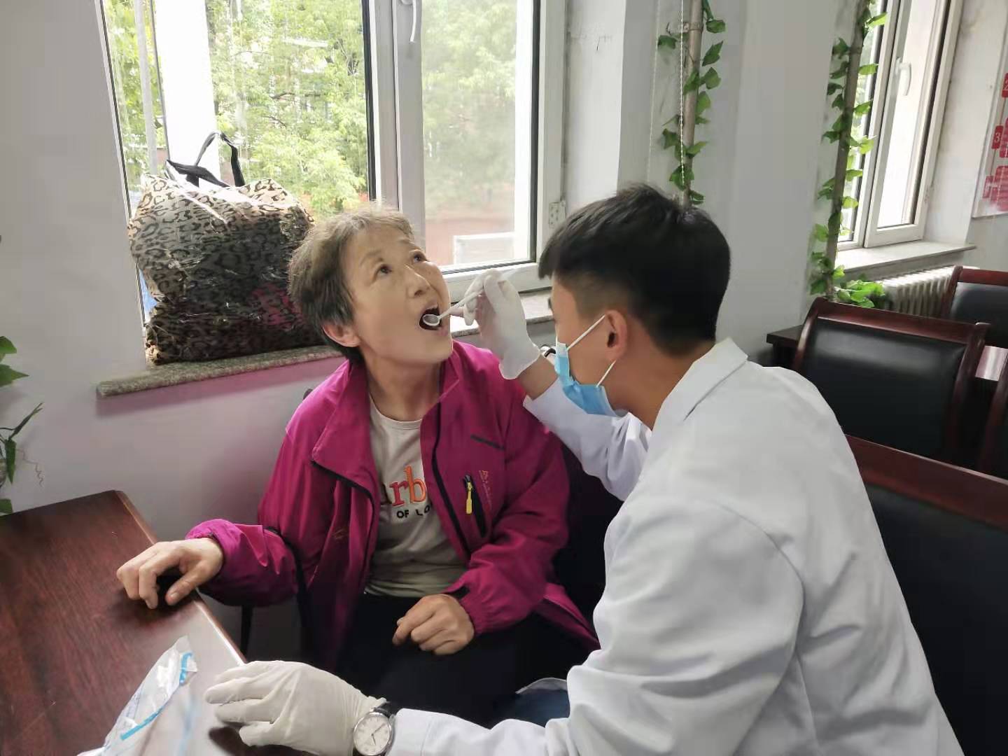 參加“七一”志愿服務(wù)活動(dòng)的同學(xué)們！