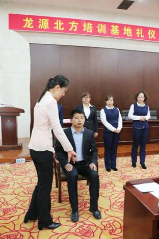 旅游商務(wù)學(xué)院教師為伊春市龍?jiān)幢狈脚嘤?xùn)基地作禮儀專題講座