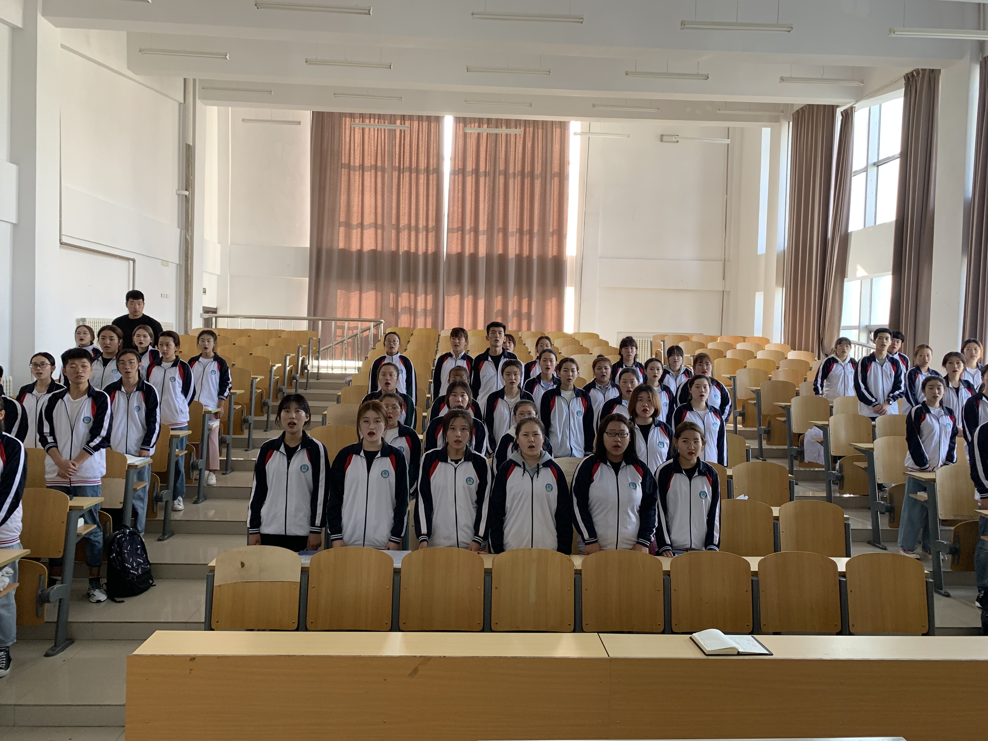 醫(yī)學(xué)院課前一支紅歌_歌唱偉大的祖國