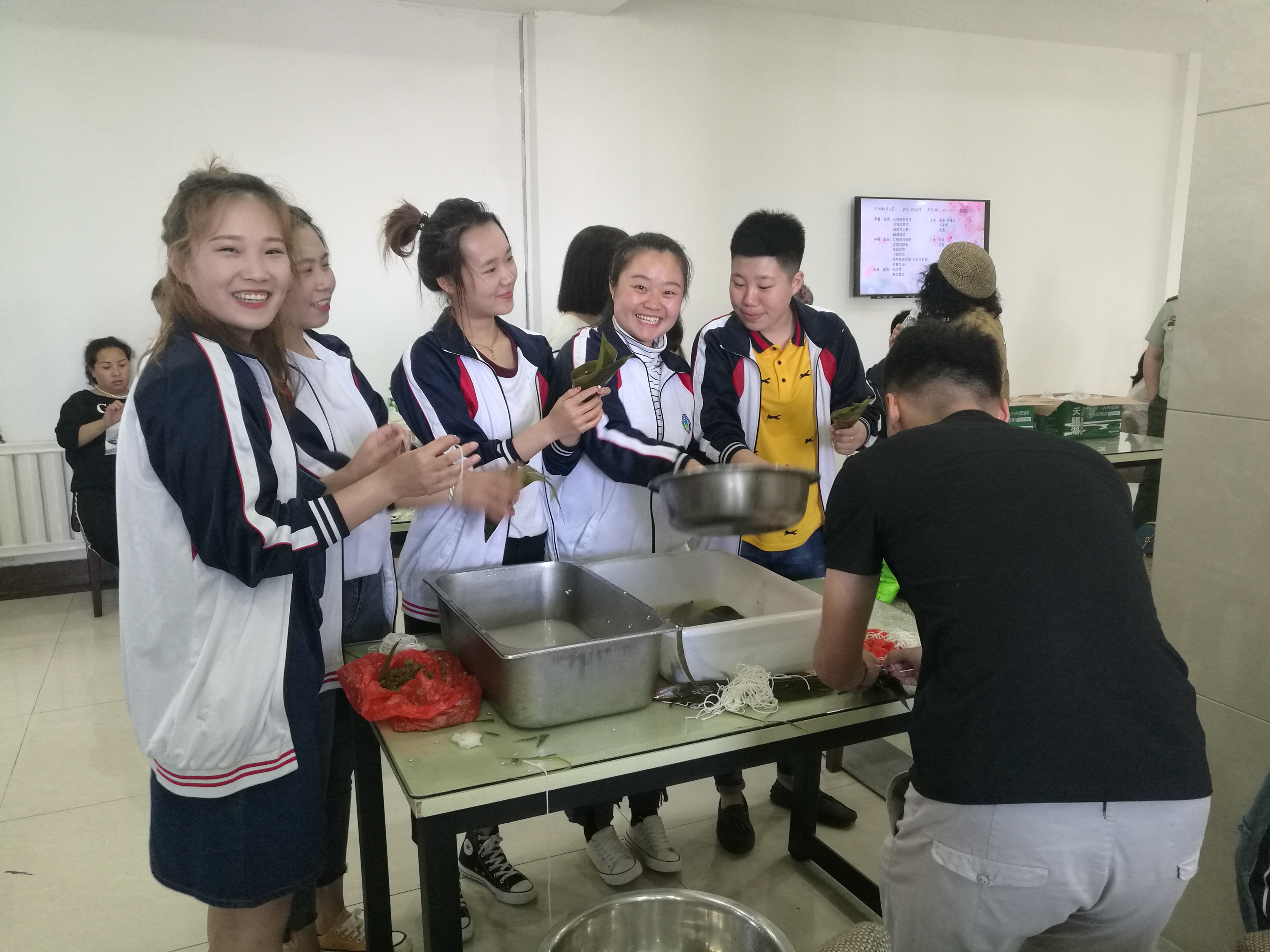 端午節(jié)為留守兒童包粽子