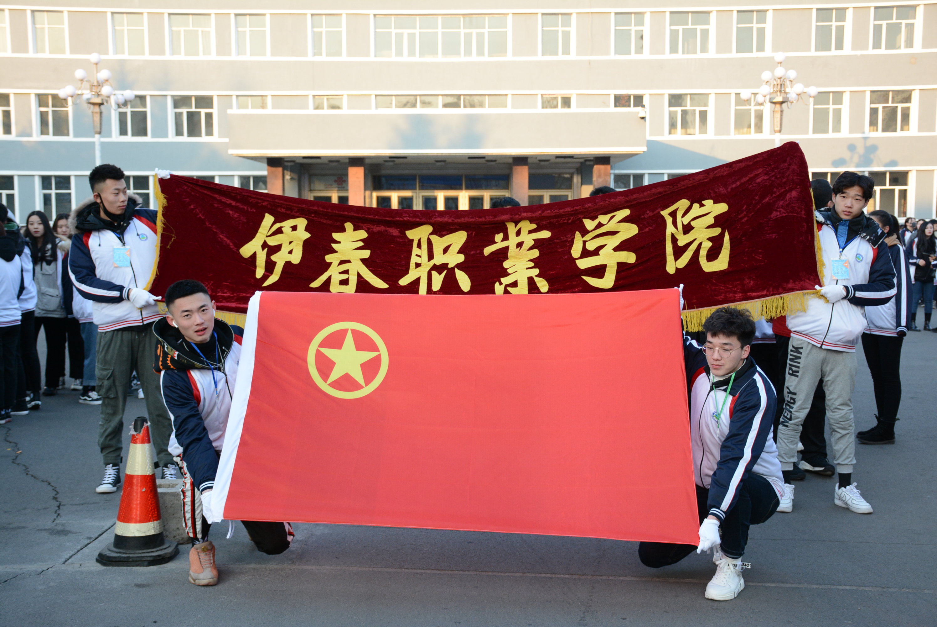 伊春職業(yè)學(xué)院開(kāi)展清明節(jié)祭奠英烈活動(dòng)