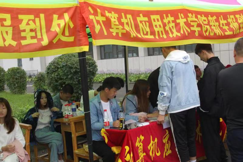 以亮點(diǎn)特色迎新生入學(xué)_用貼心服務(wù)贏新生之心