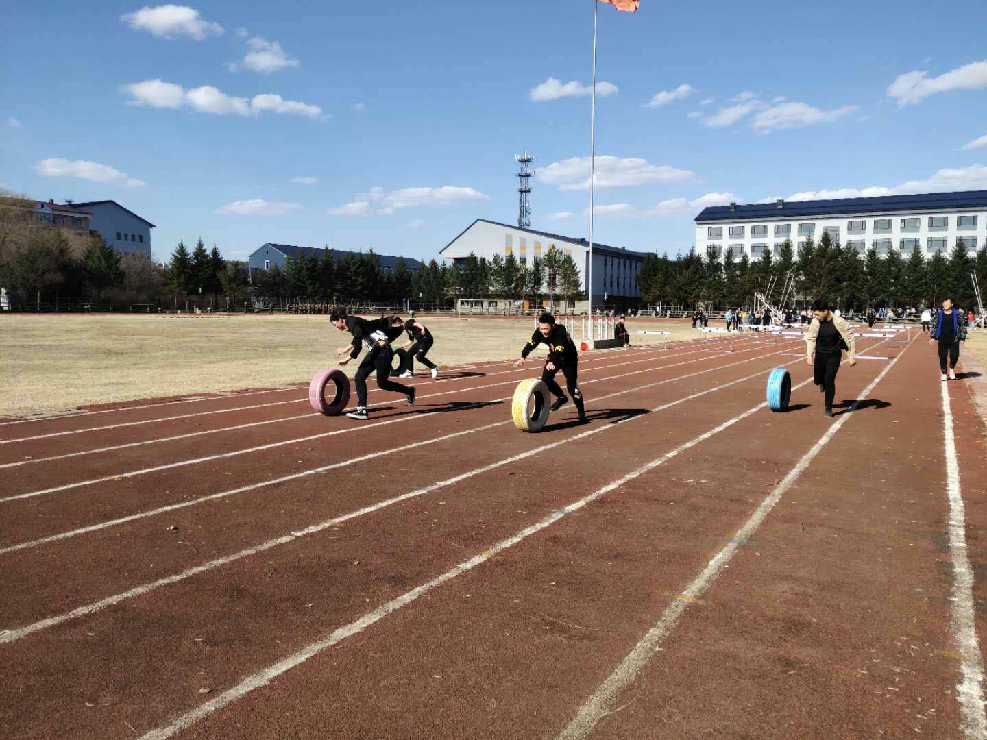 伊春職業(yè)學(xué)院開展“娛樂身心，激揚(yáng)青春”趣味運(yùn)動(dòng)會(huì)活動(dòng)