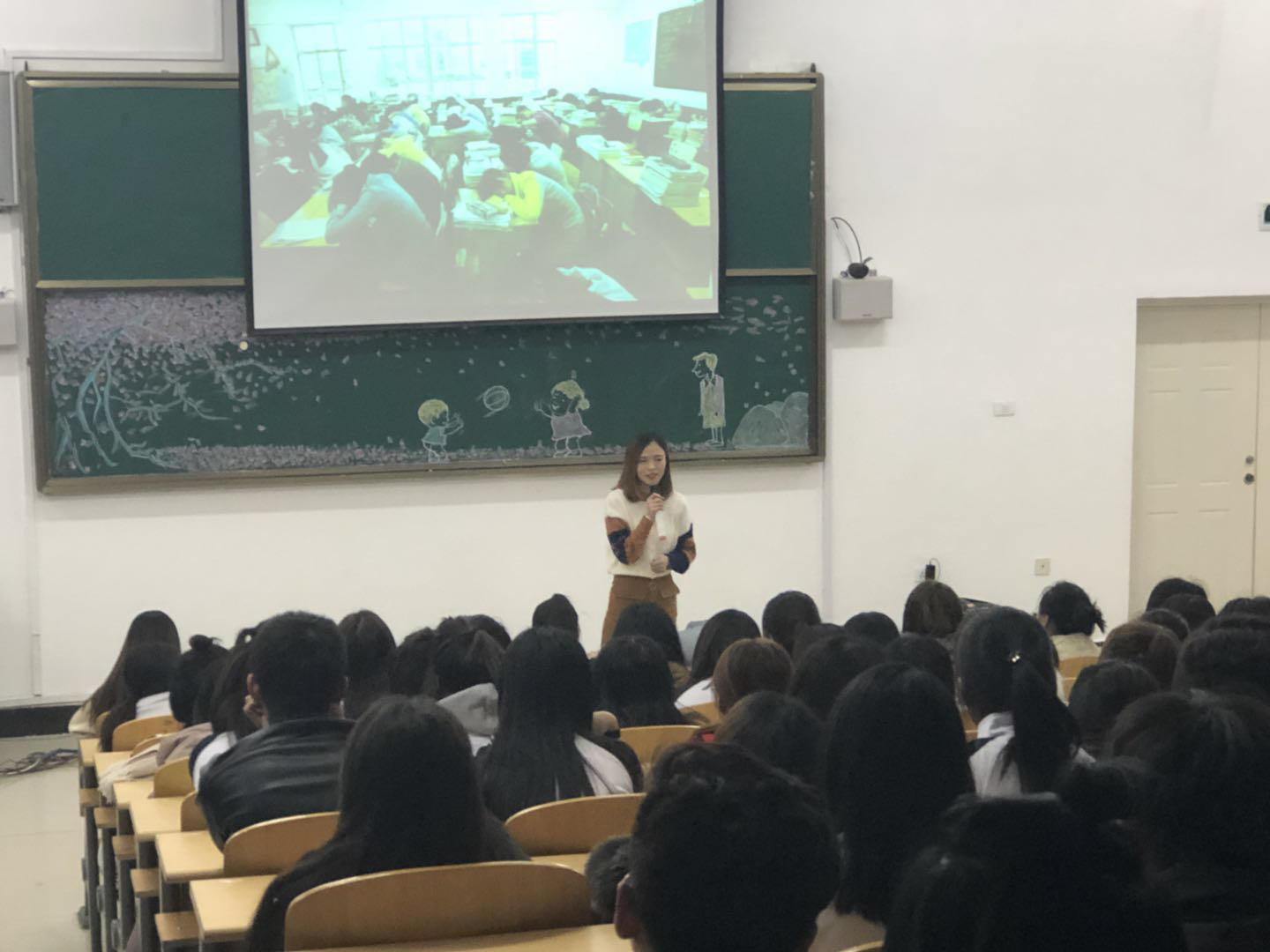 醫(yī)學(xué)技術(shù)學(xué)院“學(xué)會(huì)感恩、與愛同行”巡回演講完美收官