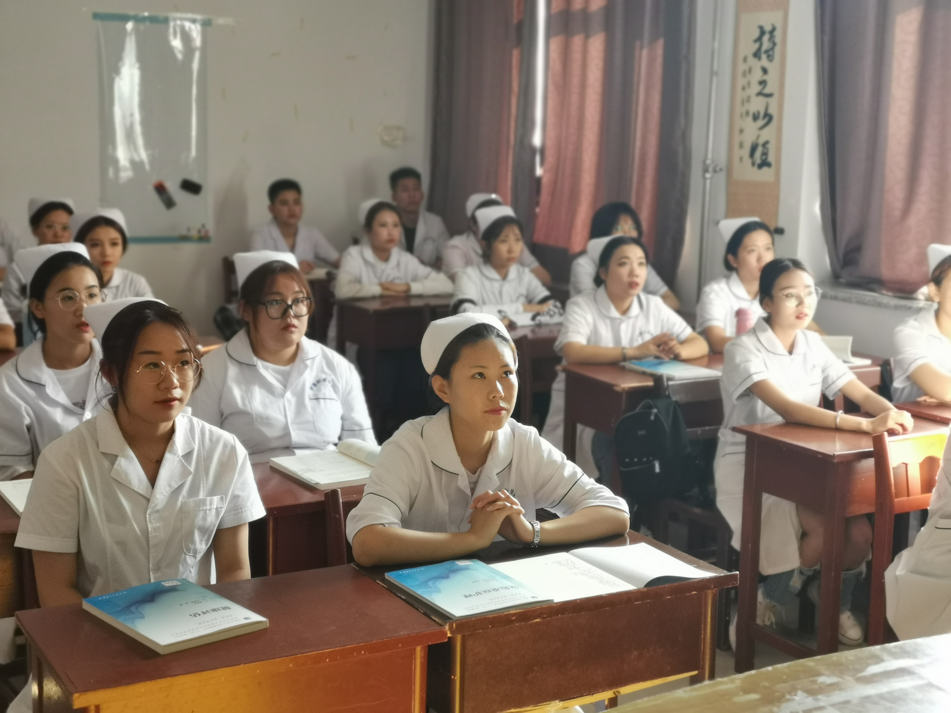 醫(yī)學(xué)院課前一支紅歌_歌唱偉大的祖國