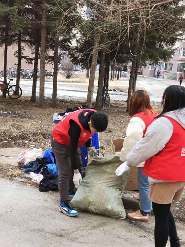 伊春職業(yè)學(xué)院醫(yī)學(xué)技術(shù)學(xué)院師生開展學(xué)雷鋒活動(dòng)