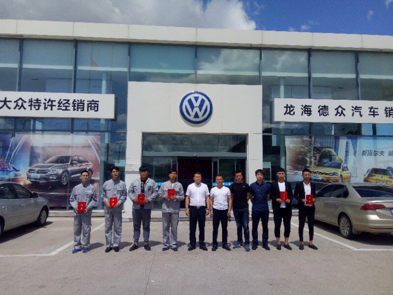 2016級汽修學生圓滿畢業(yè)