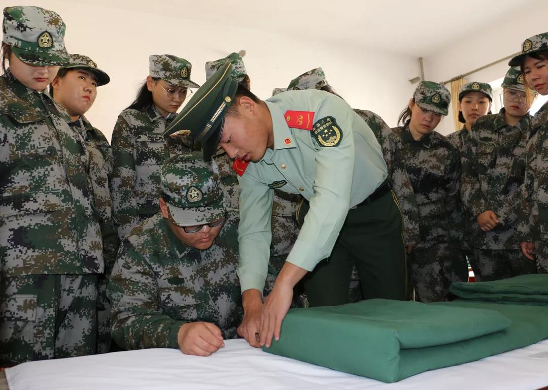 全民國防教育日_我校學(xué)子走進(jìn)軍營接受國防教育