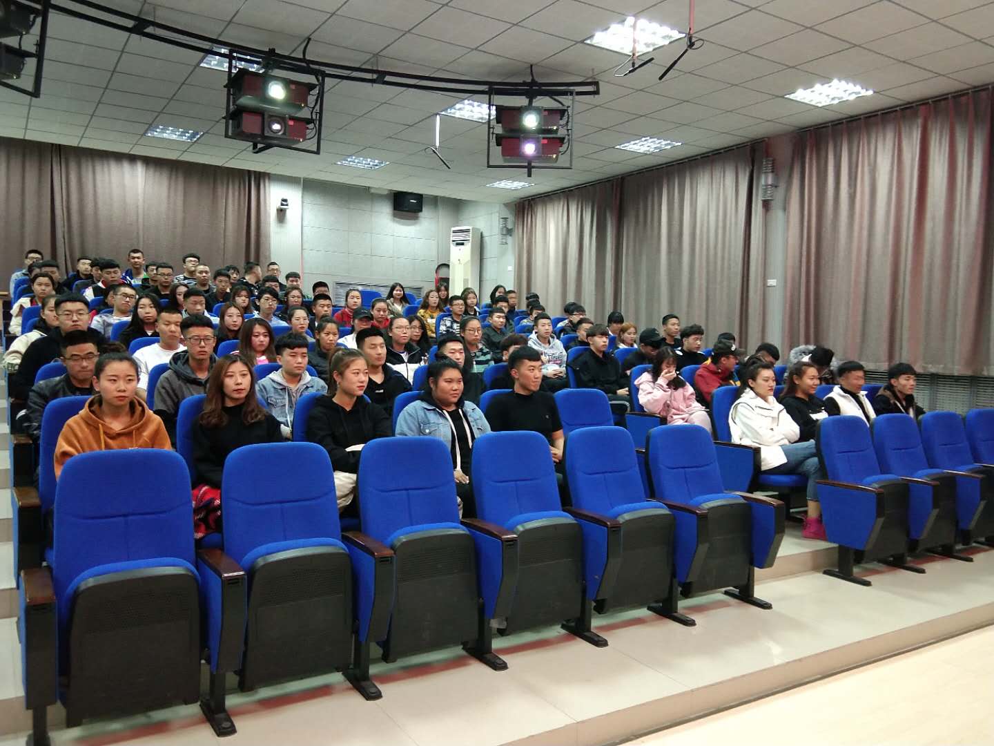 金麗婷教授為本院全體學(xué)生做專業(yè)教育講座