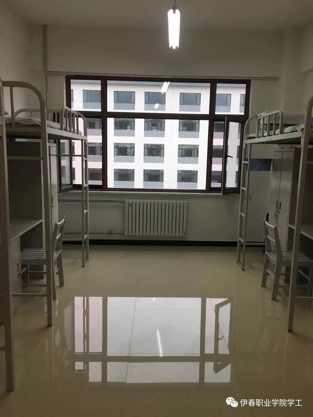 鶯遷喬木_燕入高樓_同心協(xié)力_眾志成城－_我校順利完成第四學生公寓調(diào)整搬遷任務