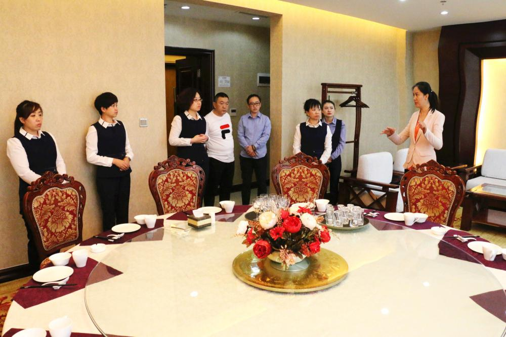 我院禮儀教師為政府和國企進行禮儀培訓(xùn)