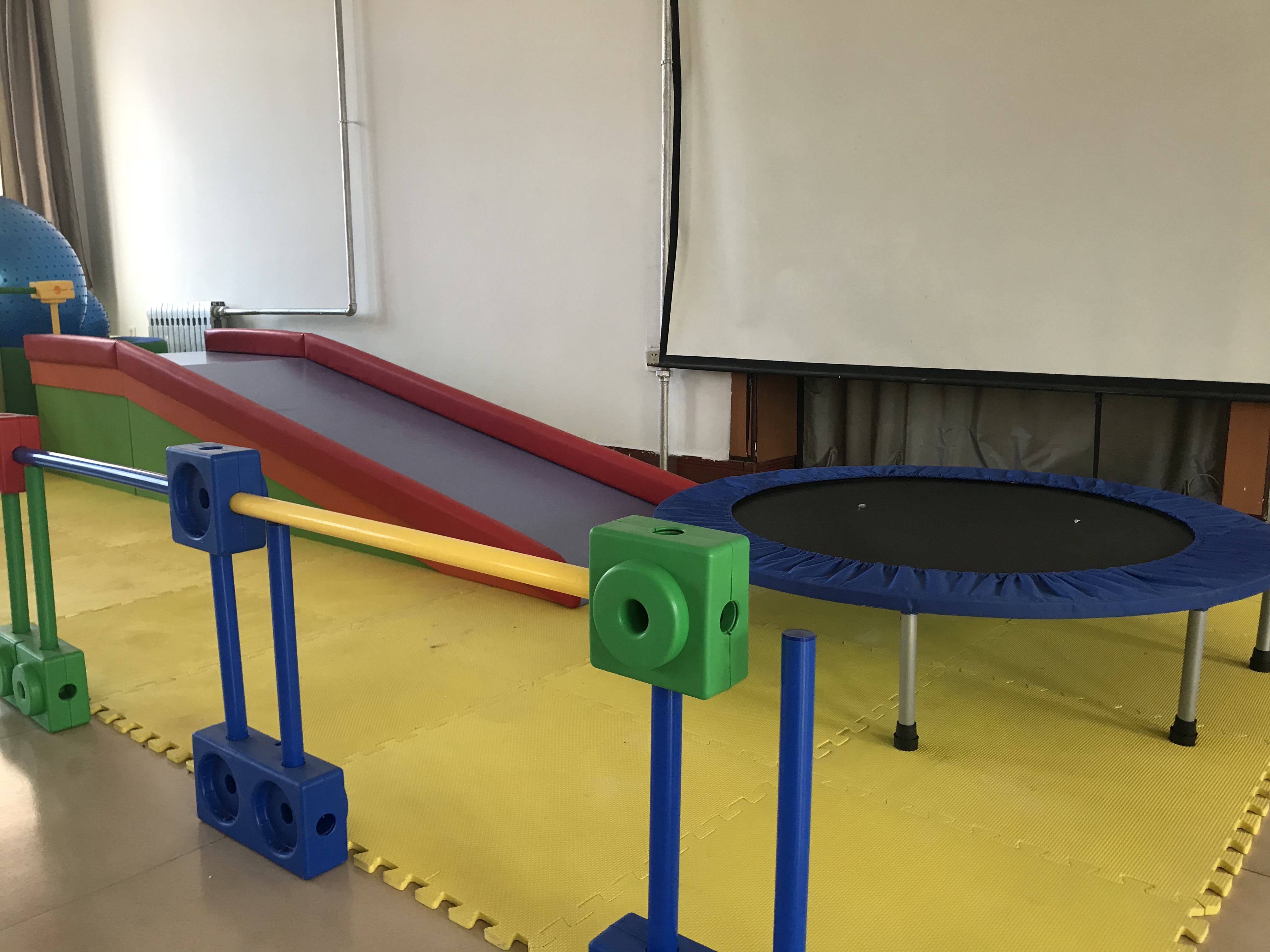 師范學(xué)院感覺(jué)統(tǒng)合訓(xùn)練教具投入使用