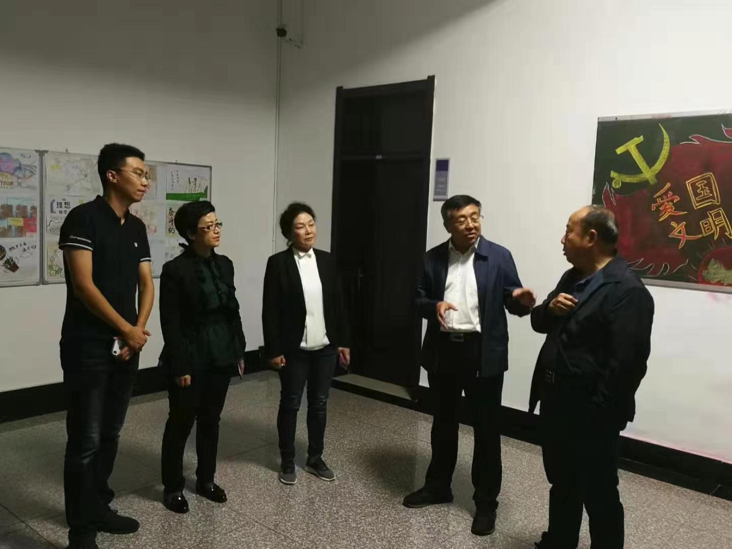 學(xué)校領(lǐng)導(dǎo)深入學(xué)生一線走訪慰問