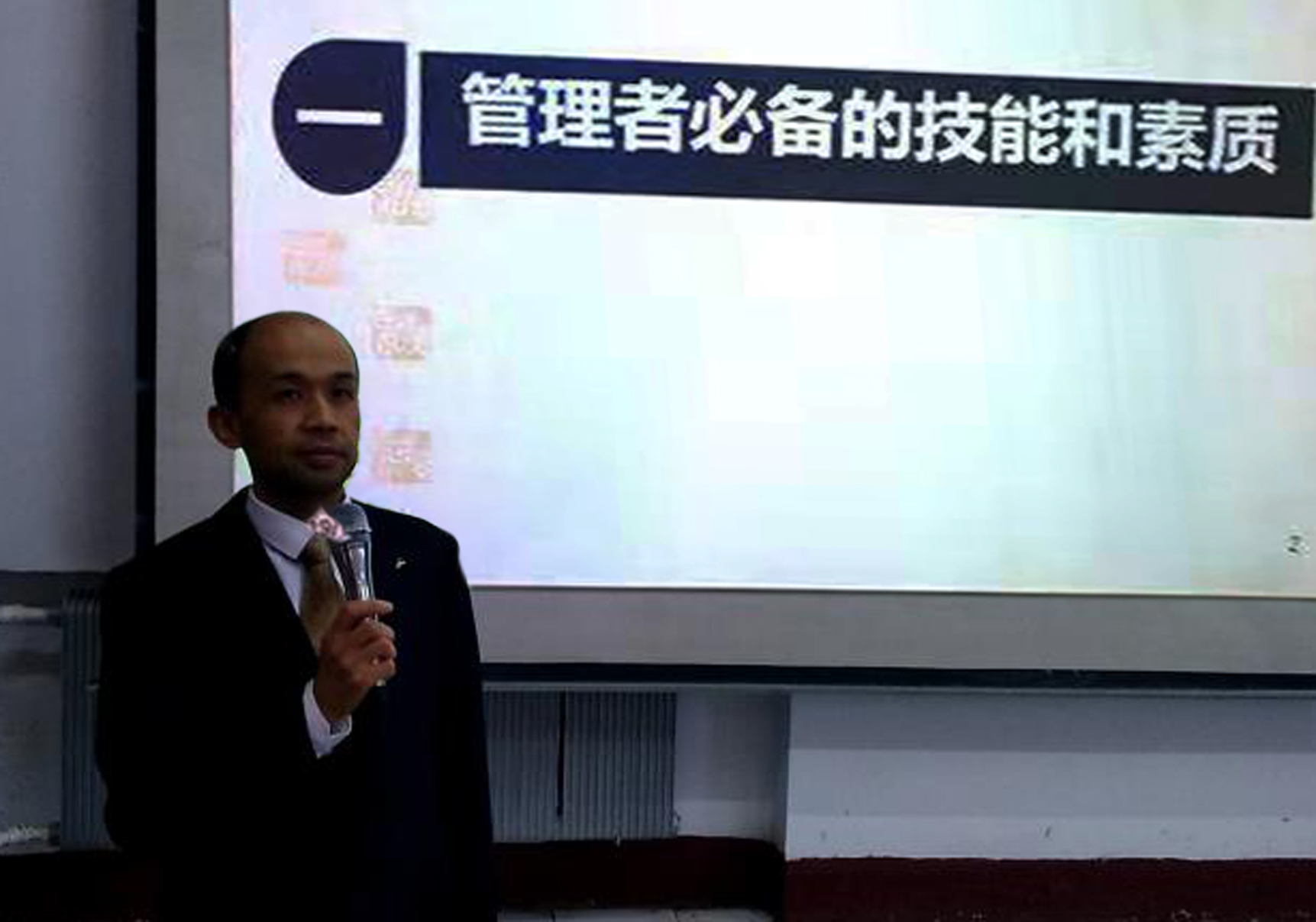 我院教師為伊春市農(nóng)民（林業(yè)職工）教育培訓(xùn)班做電子商務(wù)、企業(yè)管理培訓(xùn)