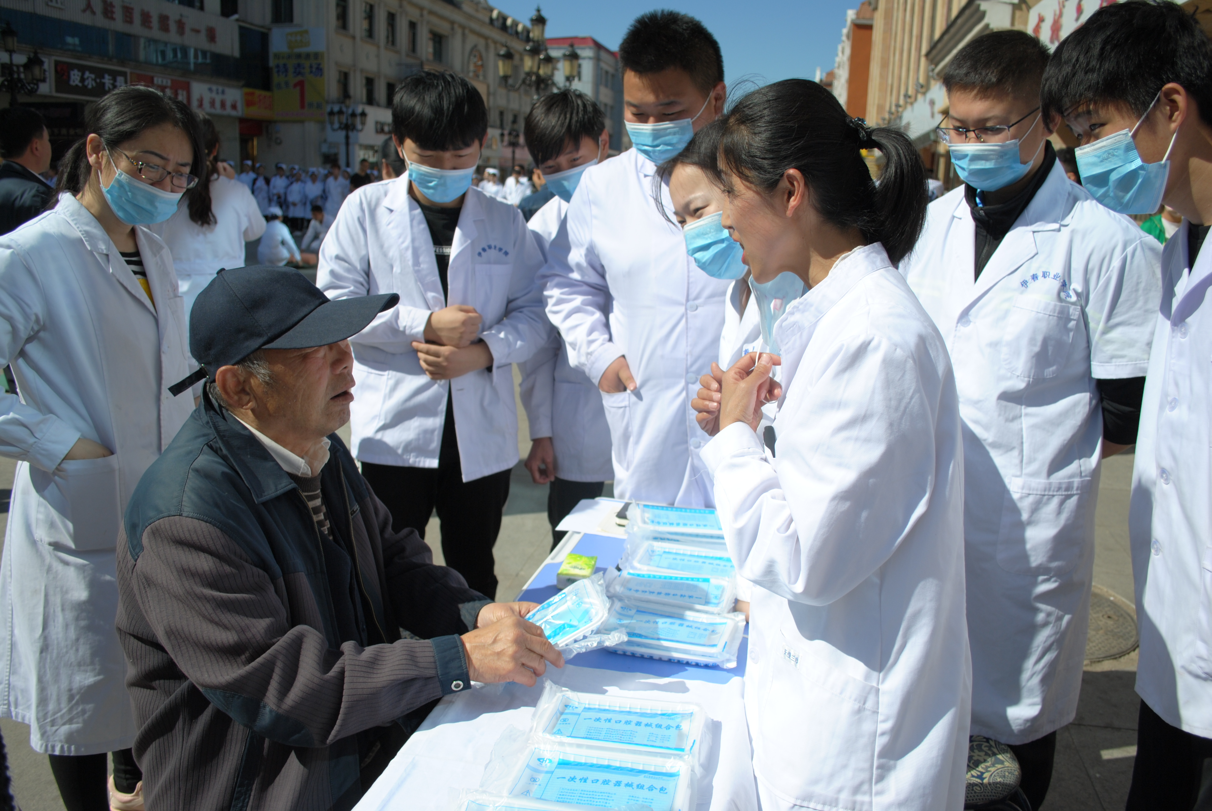 醫(yī)學(xué)技術(shù)學(xué)院職業(yè)教育活動(dòng)走進(jìn)社區(qū)