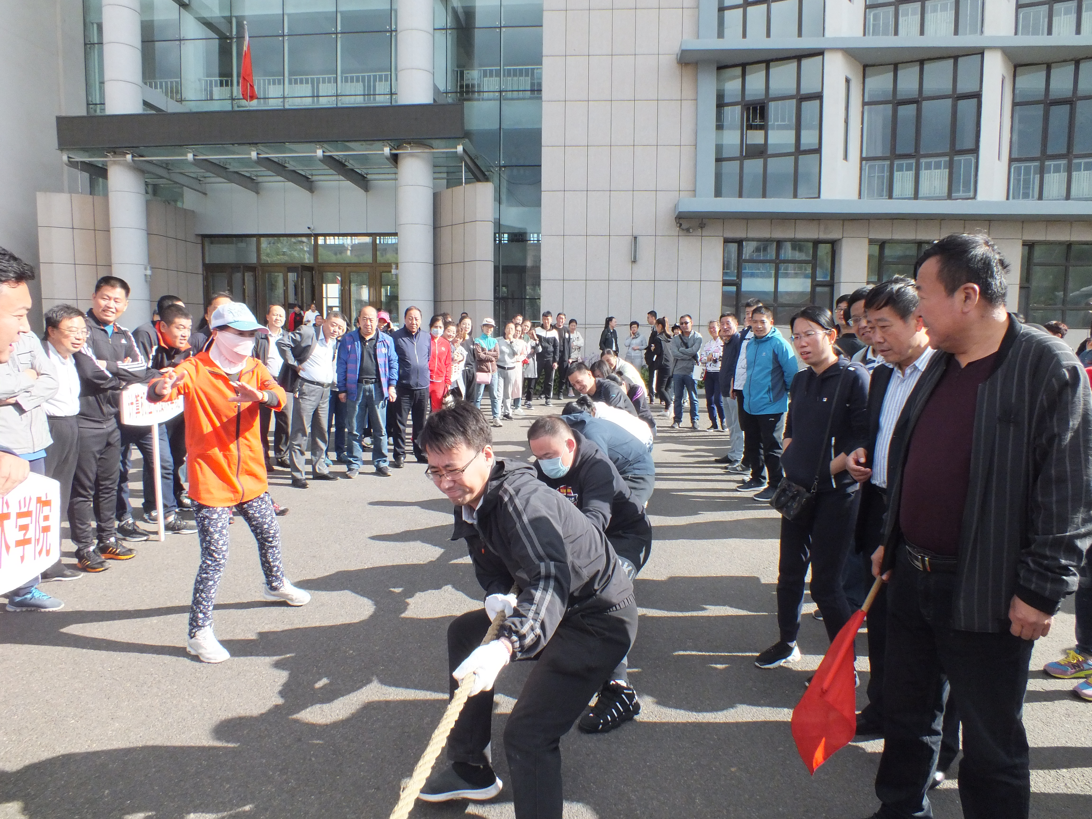 學(xué)院工會組織職工拔河比賽