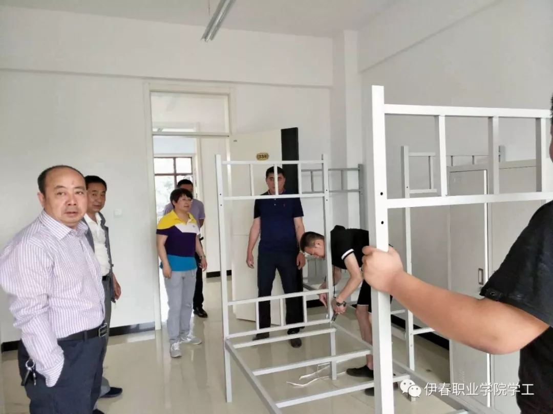 鶯遷喬木_燕入高樓_同心協(xié)力_眾志成城－_我校順利完成第四學生公寓調(diào)整搬遷任務