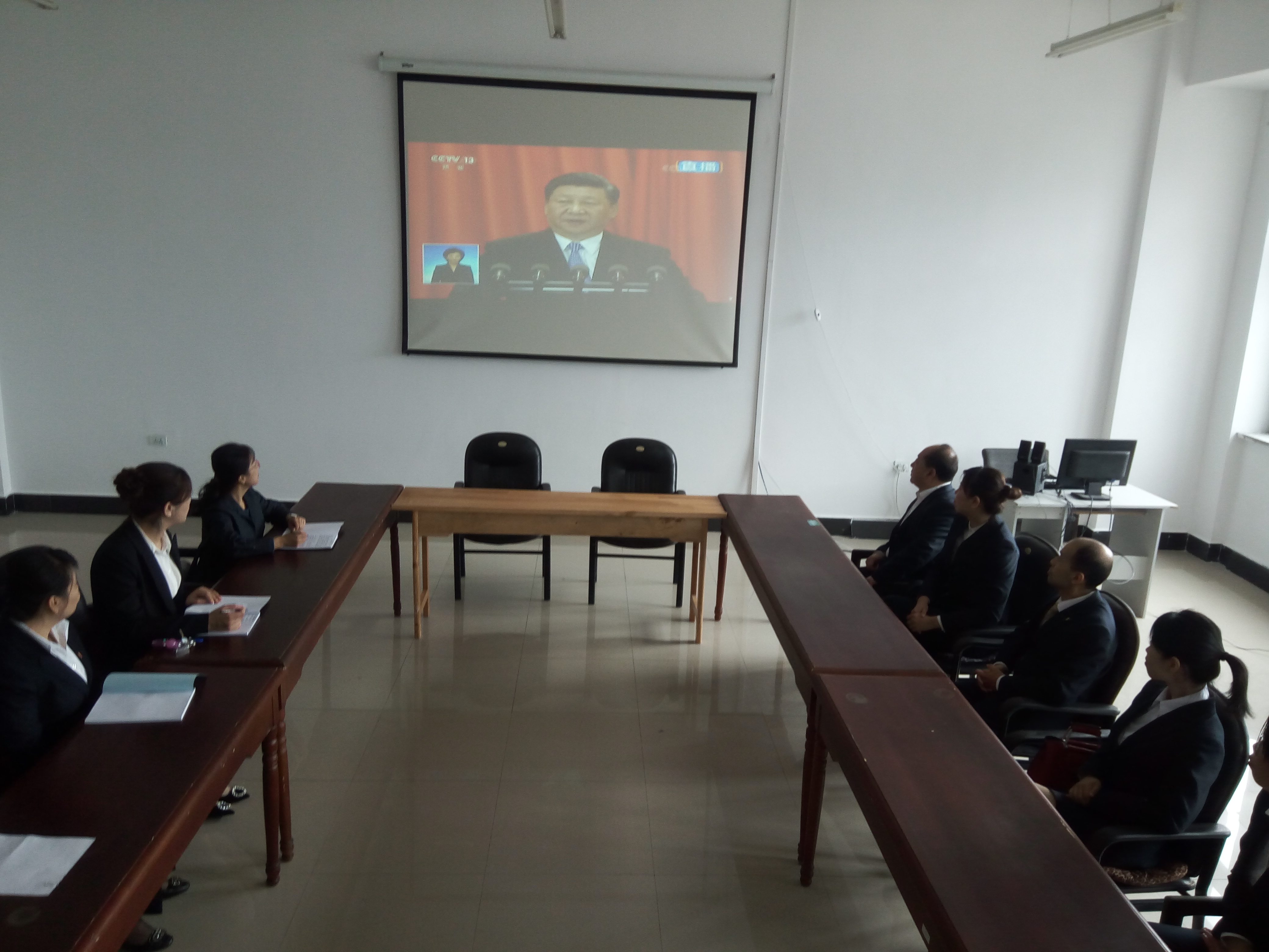 伊春職業(yè)學(xué)院師生觀看紀(jì)念馬克思誕辰200周年大會(huì)直播