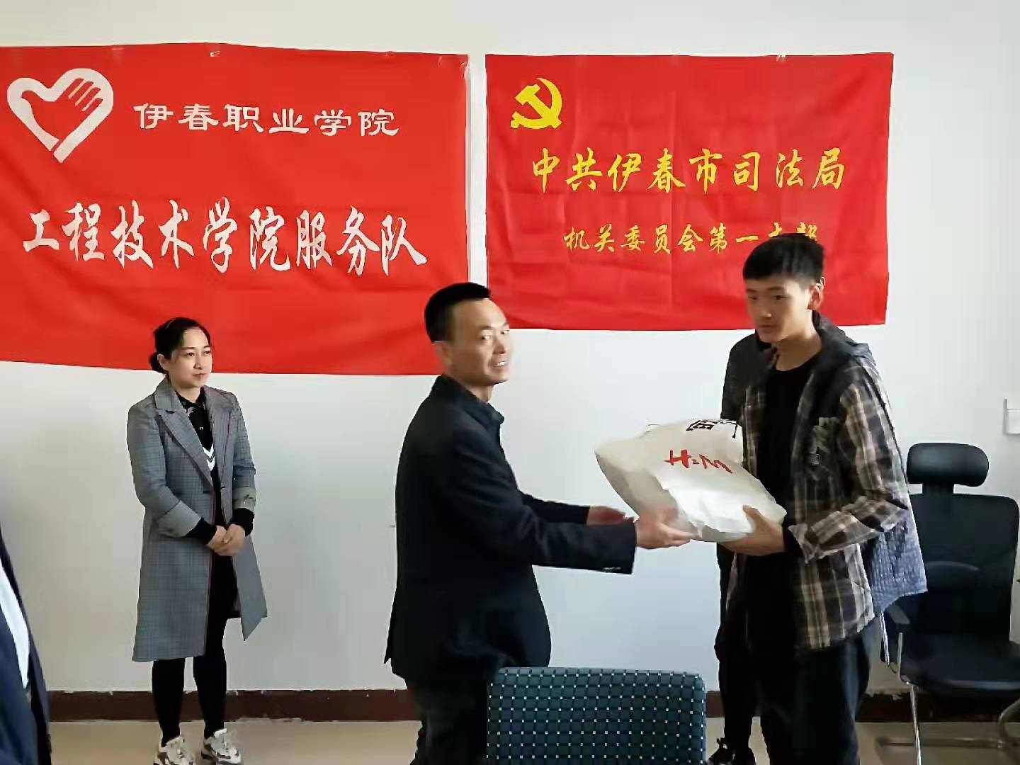 司法獻(xiàn)愛(ài)心_溫暖校園行