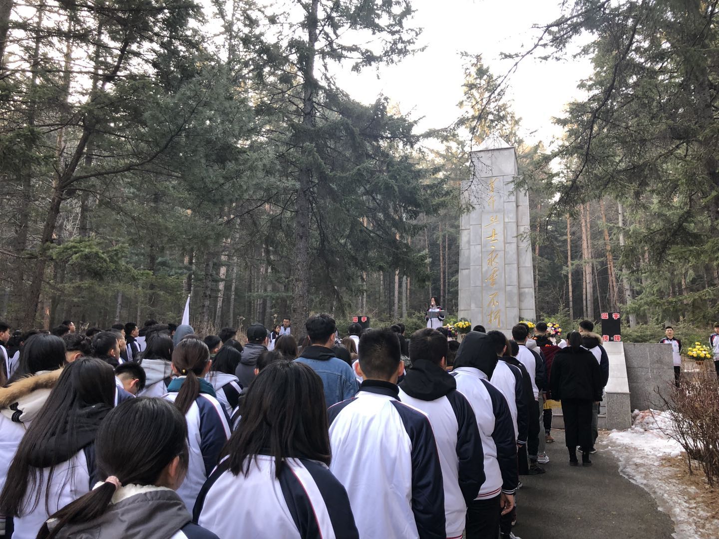 伊春職業(yè)學(xué)院開(kāi)展清明節(jié)祭奠英烈活動(dòng)