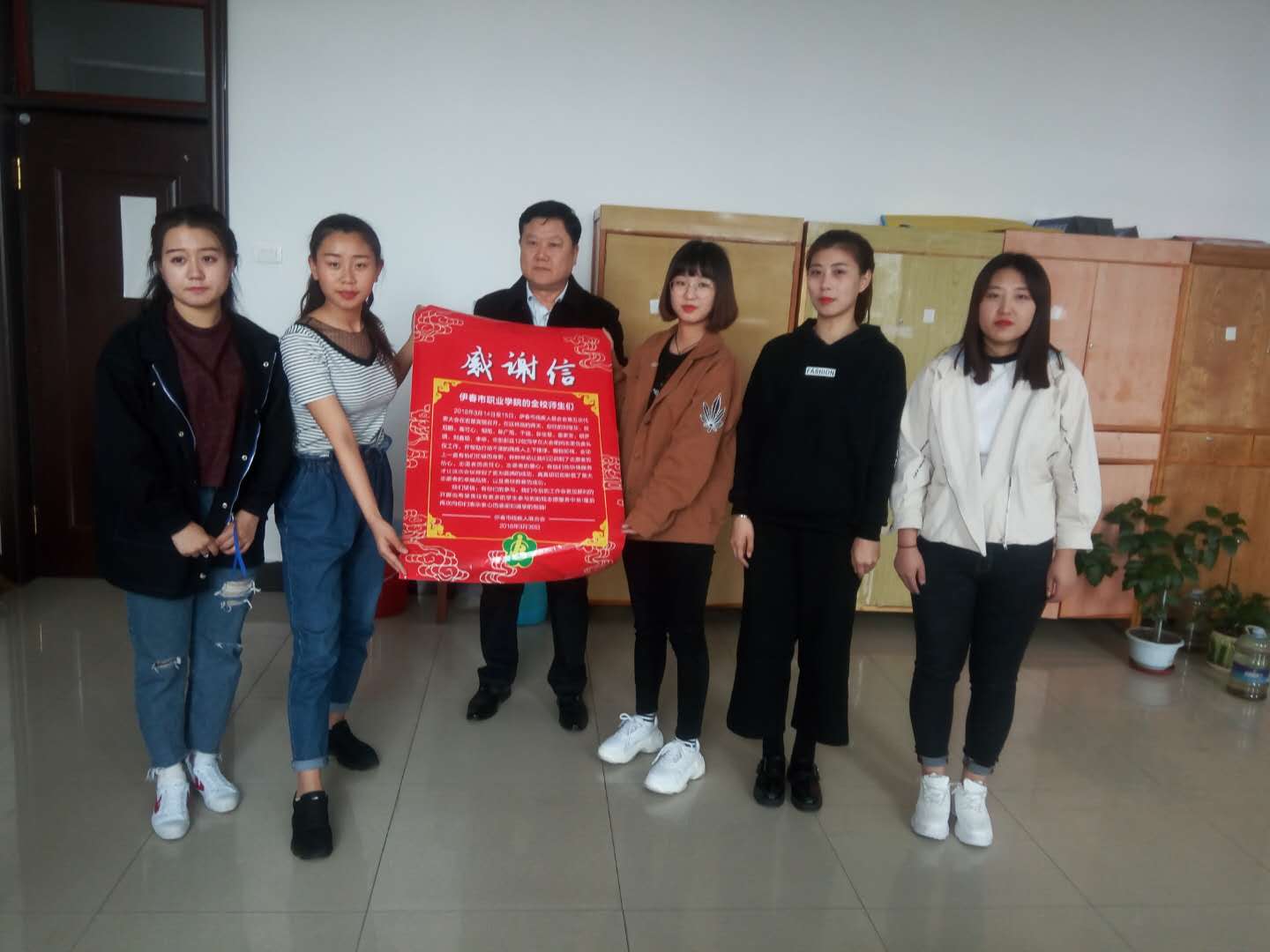 旅游商務(wù)學(xué)院高鐵專業(yè)學(xué)生為我市殘聯(lián)大會(huì)提供志愿服務(wù)