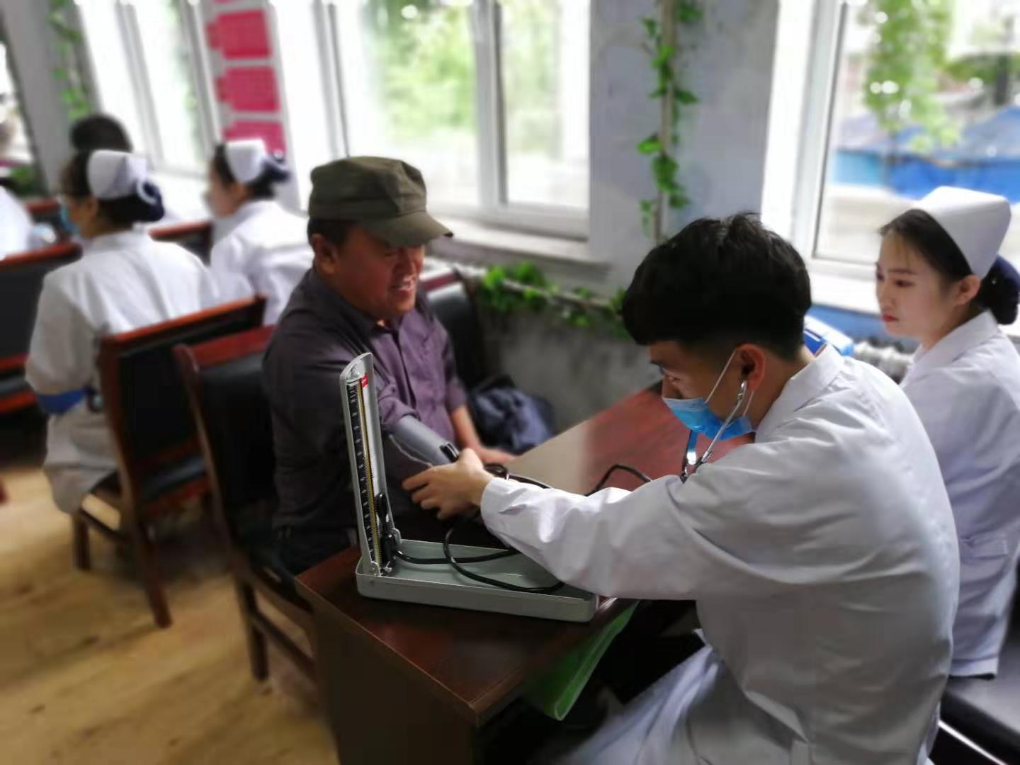 參加“七一”志愿服務(wù)活動(dòng)的同學(xué)們！