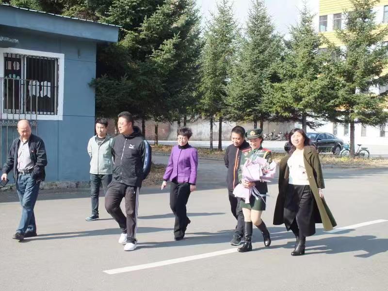 參加新中國(guó)70周年閱兵女兵方隊(duì)李玲玲同學(xué)載譽(yù)返校