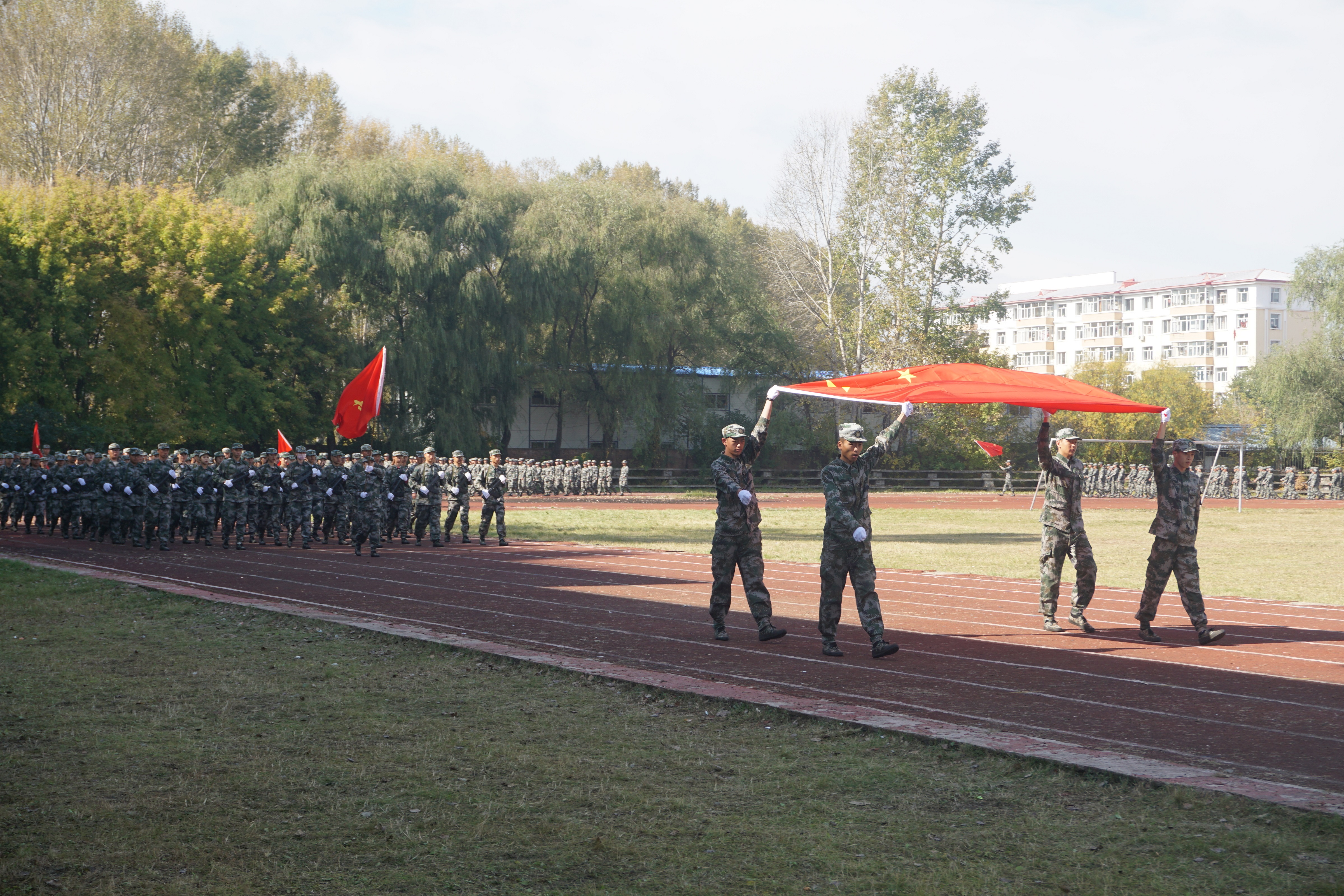 我校舉行2018級(jí)新生軍訓(xùn)匯報(bào)暨總結(jié)表彰大會(huì)