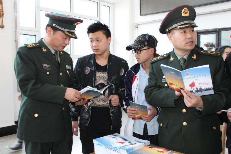 我校聯(lián)合伊春軍分區(qū)、伊春區(qū)武裝部開展2018年征兵宣傳進(jìn)校園活動(dòng)