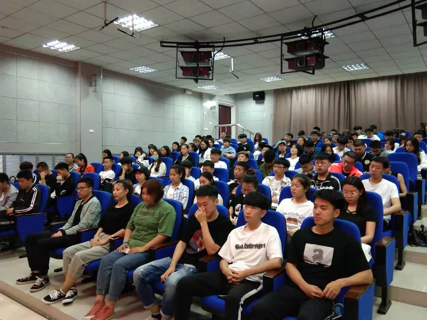 旅游商務(wù)學(xué)院召開(kāi)考風(fēng)考紀(jì)教育大會(huì)暨學(xué)生工作總結(jié)表彰大會(huì)