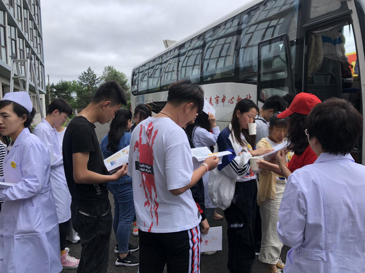 愛心凝聚力量_奉獻(xiàn)鑄就青春