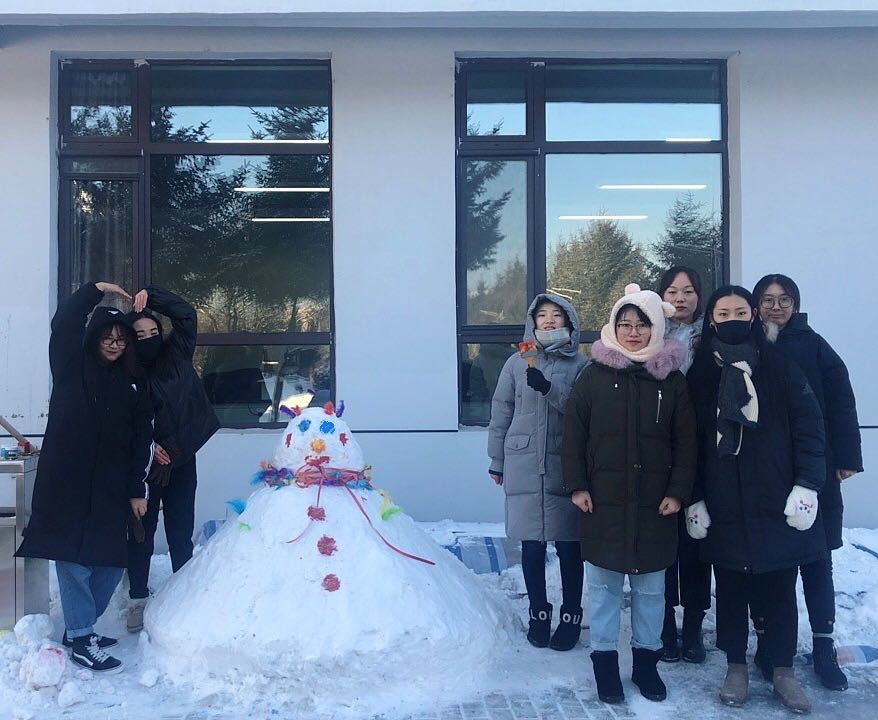 冰雪校園_歡樂你我----醫(yī)學(xué)技術(shù)學(xué)院雪雕大賽