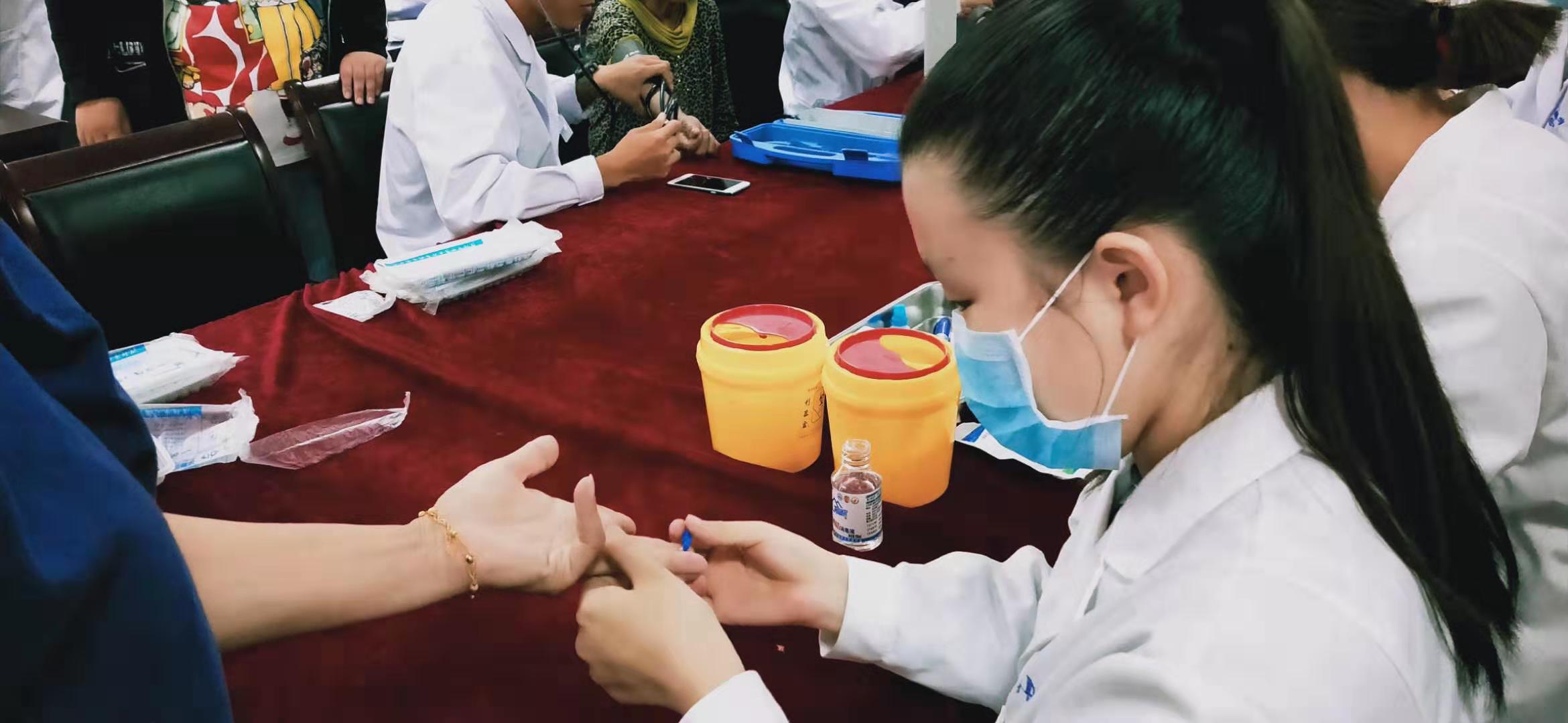 參加“七一”志愿服務(wù)活動(dòng)的同學(xué)們！