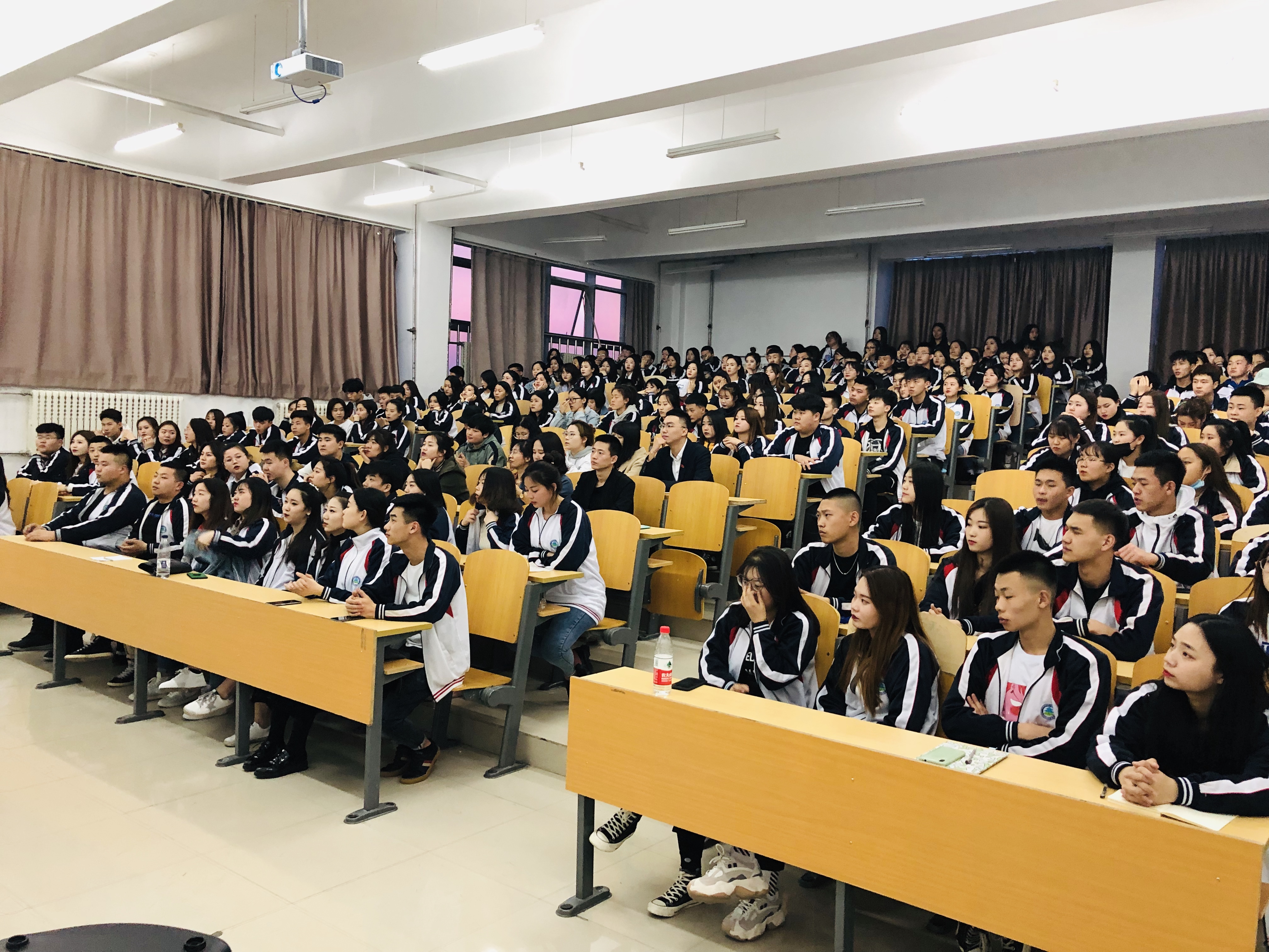 繼往開(kāi)來(lái)__逐夢(mèng)前行_---醫(yī)學(xué)院學(xué)生會(huì)例會(huì)順利召開(kāi)