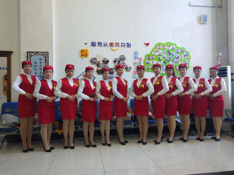 我院學(xué)生為“生態(tài)旅游·伊春號”旅游文化列車開行儀式提供志愿禮儀服務(wù)